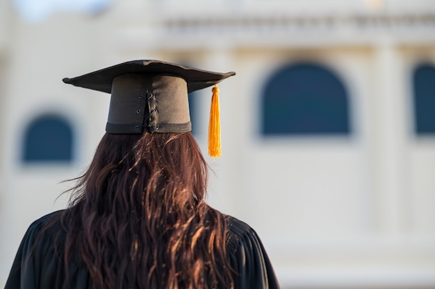 I laureati indossano un cappello nero per rappresentare le congratulazioni per la laurea