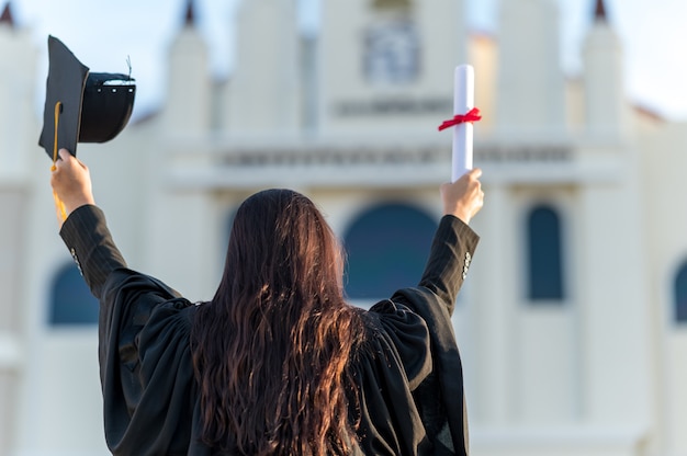 Photo graduates wear a black hat to stand for congratulations on graduation