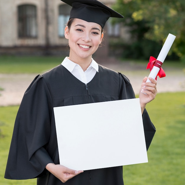 Graduatieconcept met portret van gelukkige vrouw