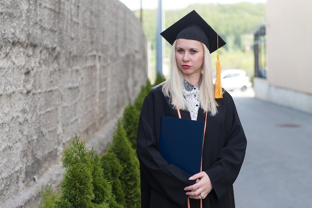 Foto studentessa laureata in abito accademico