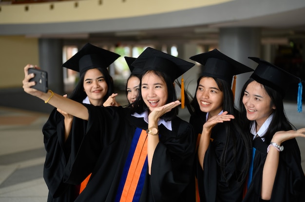 Il gruppo di studenti laureati portava un cappello nero, cappello nero, alla cerimonia di laurea all'università.