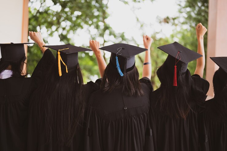 The graduating student group wore a black hat, black hat, at the graduation ceremony at the university.
