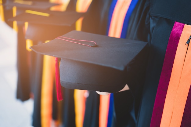 Foto il gruppo di studenti laureati portava un cappello nero, cappello nero, alla cerimonia di laurea all'università.