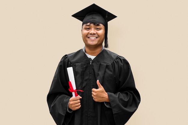 Studente universitario laureando in abito di laurea