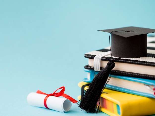 Graduation cap op stapel boeken met kopie ruimte