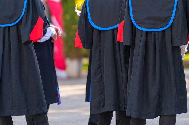 Photo graduation ceremony of students wearing mortarboard at graduation ceremony from behind