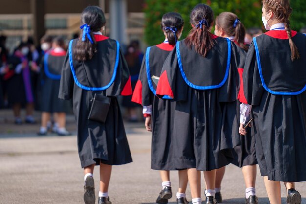Photo graduation ceremony of students wearing mortarboard at graduation ceremony from behind