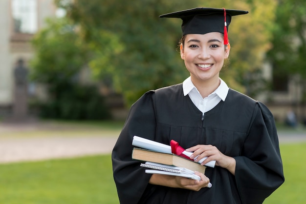 Concetto di laurea con ritratto di ragazza felice