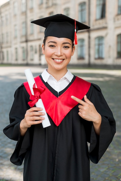 Foto concetto di laurea con ritratto di ragazza felice