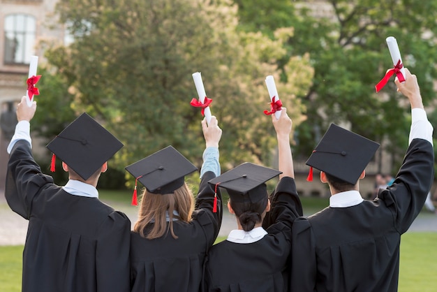 Foto concetto di laurea con gli studenti da dietro