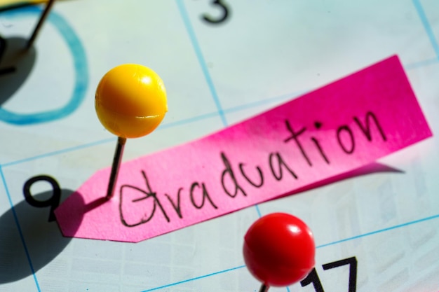 Messaggio di pianificazione del giorno di laurea con un calendario per il messaggio di istruzione