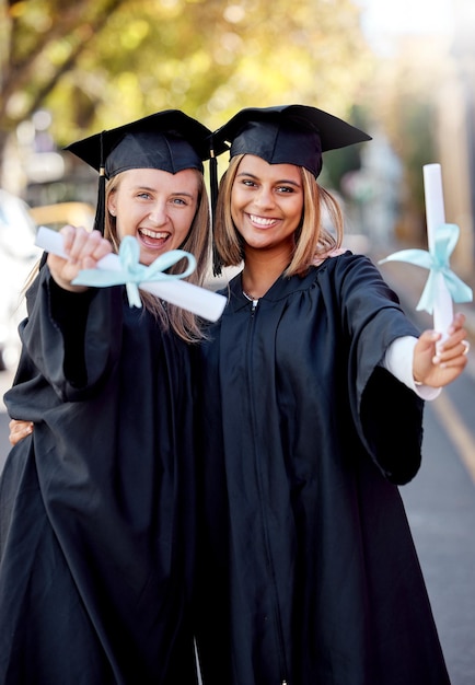 🎓 + 👨‍👩‍👦‍👦 = 🖼️ Meaning to have an updated family portrait all these  time? S… | Graduation picture poses, Graduation photography poses,  Graduation photoshoot