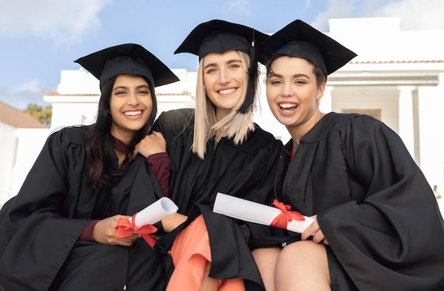 여성 단체의 졸업식 미소와 초상 및 장학금 성공 행복한 다양성 학생들은 교육 대학이나 대학의 수상 자부심과 동기 부여로 친구를 졸업하고 목표를 공부합니다.
