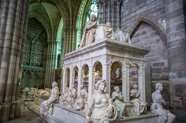 Graf van koning Lodewijk XII en Anne de Bretagne in de basiliek van SaintDenis