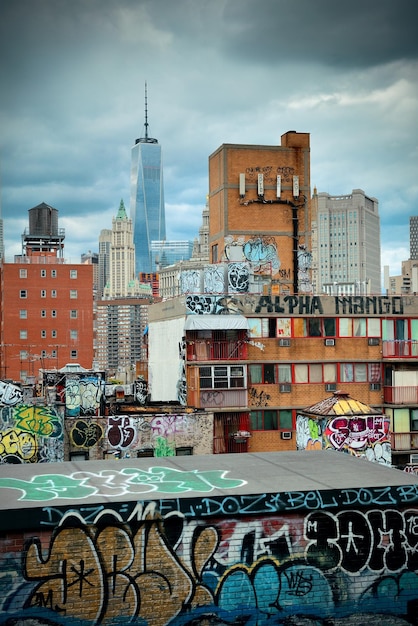 写真 マンハッタンのダウンタウンにある落書きと都市の建物。