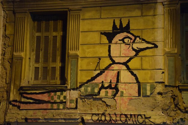 Foto graffiti sul muro dell'edificio di notte