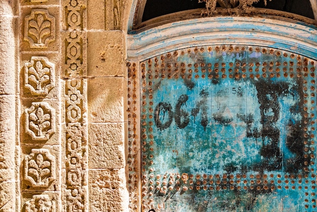 Photo graffiti on a door of the old district of mellah in the city of essaouira in morocco