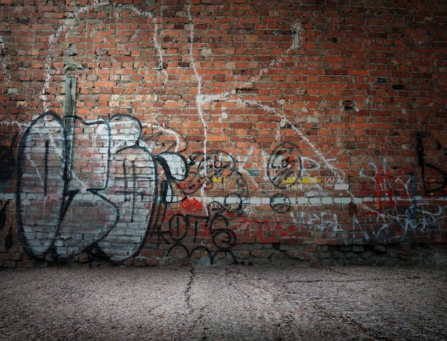 Graffiti sul vecchio muro di mattoni rossi