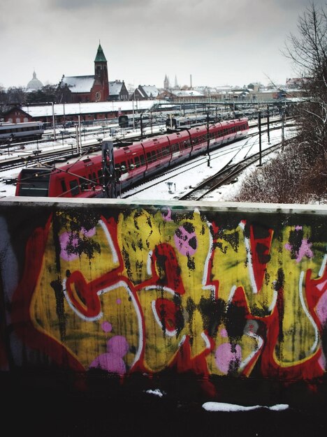 Foto graffiti op een treinbrug in de winter in de stad