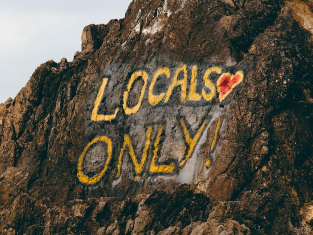 Photo a graffiti on a rock photo