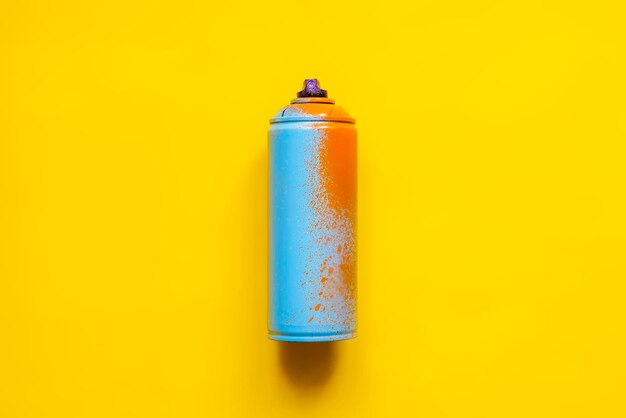 Foto bomboletta spray per graffiti isolata b
