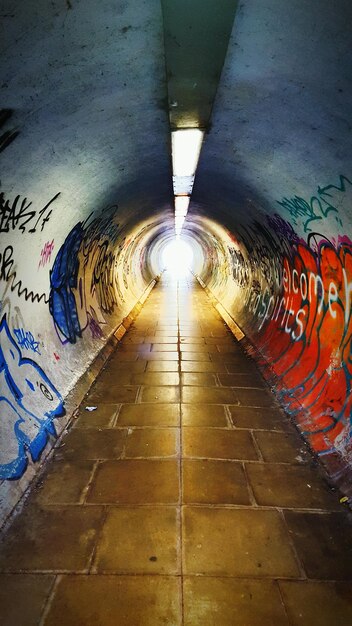 Foto graffiti nel tunnel