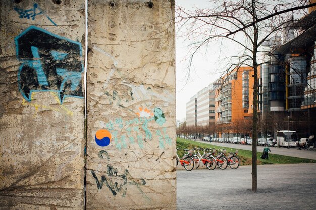 Foto graffiti sul muro in città