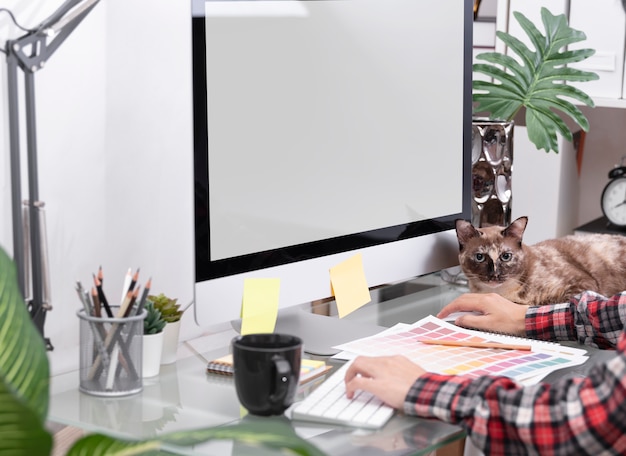 Grafisch ontwerper kunstenaar creatief werken op de computer op het bureau in het kantoor.