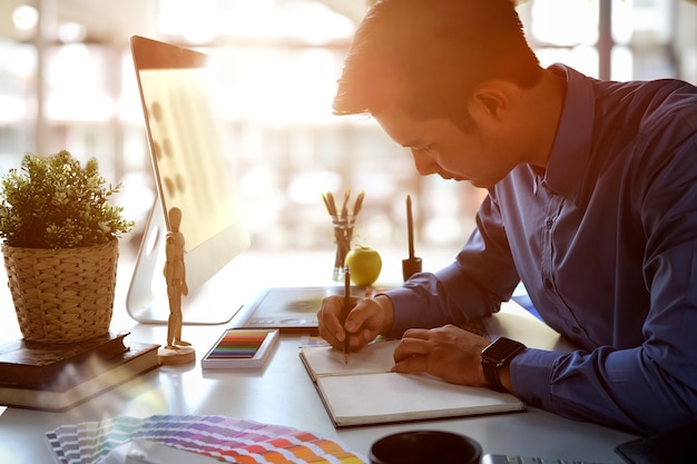 Grafisch ontwerper schetsen op laptop