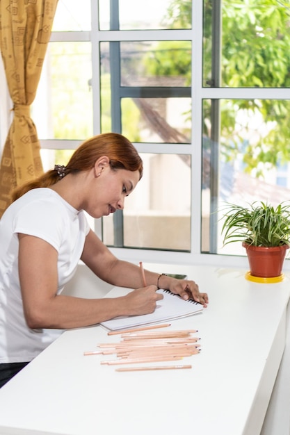 Grafisch Ontwerper Werken In Haar Studio