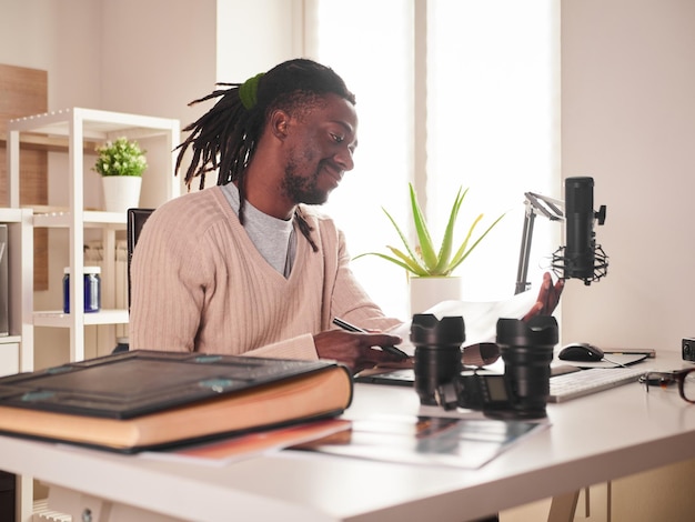 Foto grafisch ontwerperfotograaf aan het werk in een thuiskantoor