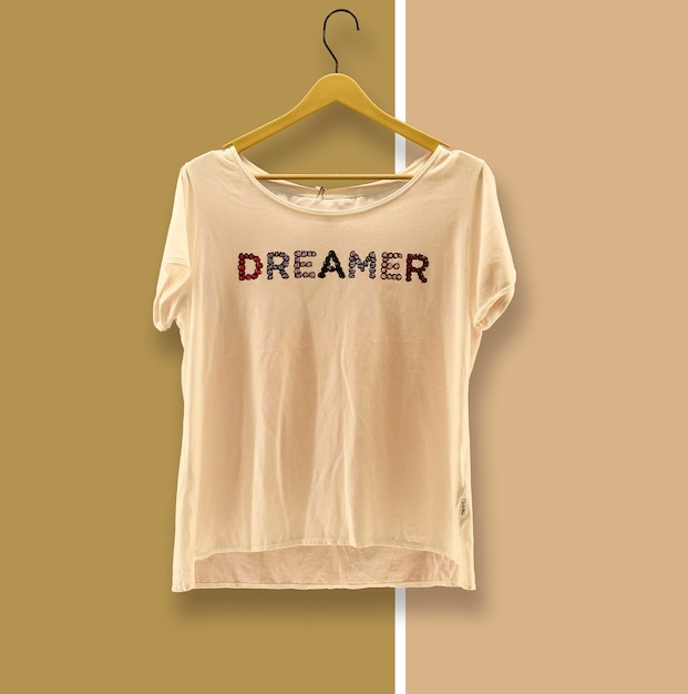 Grafisch tshirt Trendy Design Mockup Gepresenteerd op Houten hanger