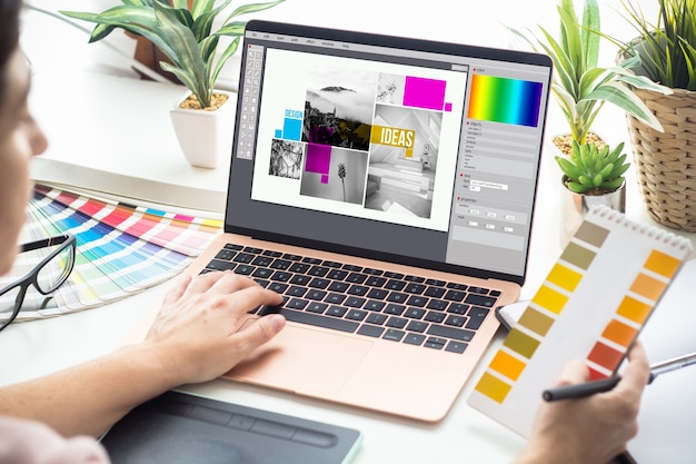 Grafische ontwerper vrouw die aan een laptop werkt