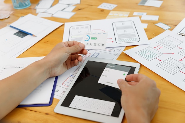 Grafische ontwerpers die werken met UX UI