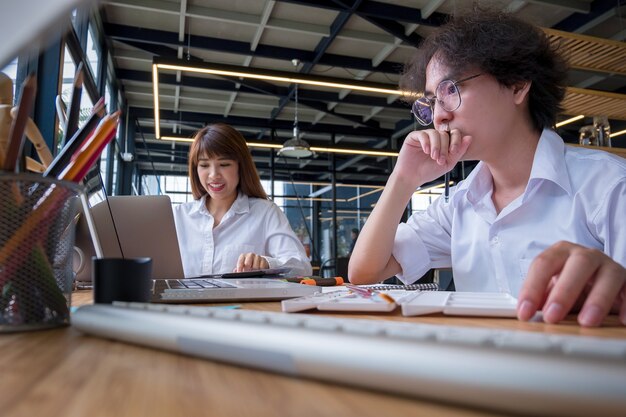 Grafische ontwerpers werken samen met een computer en muispen