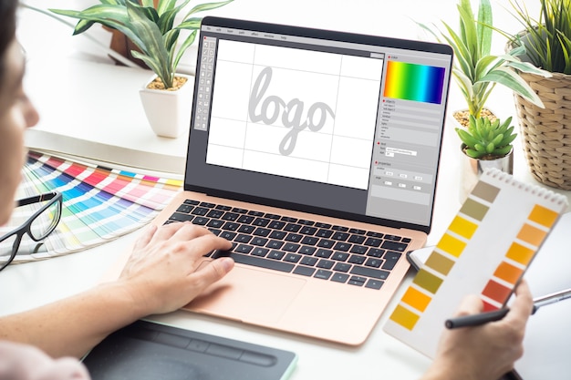 Foto grafische ontwerpervrouw die aan laptop werkt