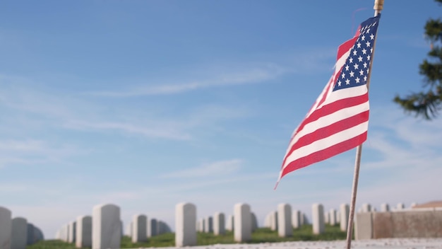 Grafstenen en Amerikaanse vlag nationale militaire herdenkingsbegraafplaats in de VS