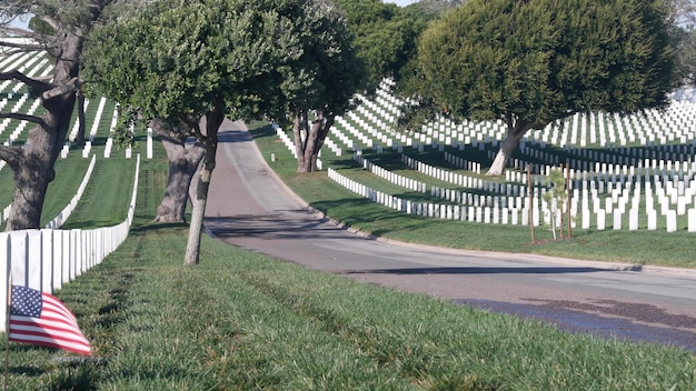 Foto grafstenen en amerikaanse vlag nationale militaire herdenkingsbegraafplaats in de vs