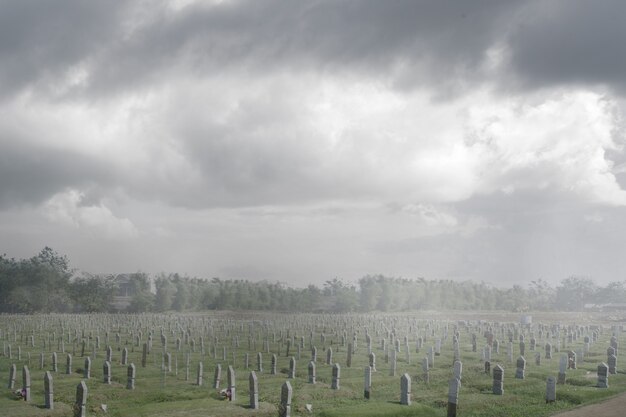 Grafstenen op het kerkhof met de achtergrond van de dramatische scène. Halloween-concept