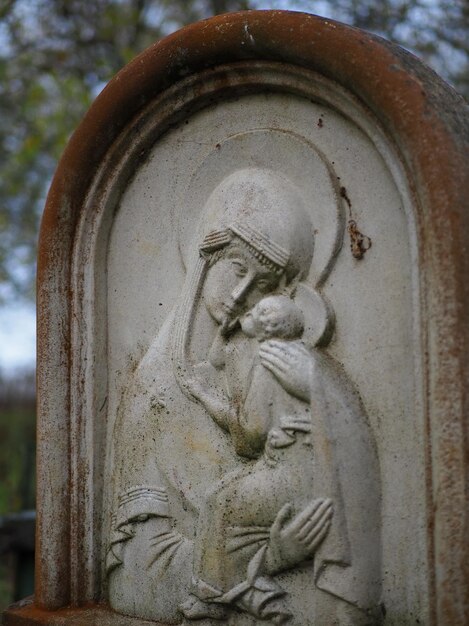 Grafstenen van de oude familiebegrafenis van de Korf-baronnen in de buurt van de kerk van de Transfiguratie