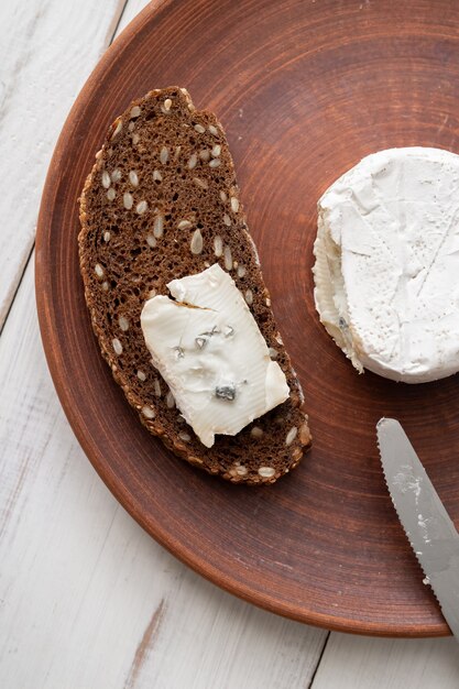 Pane di grano e formaggio blu su un piatto di argilla marrone. cucinare spuntini.