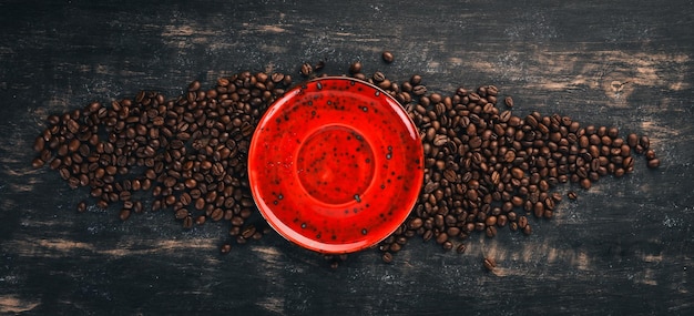 黒い木製の背景に穀物コーヒー上面図コピースペース