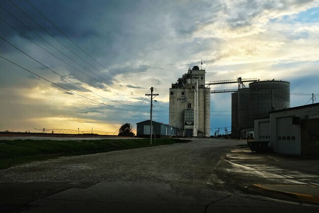 Photo grain elevator during sunset