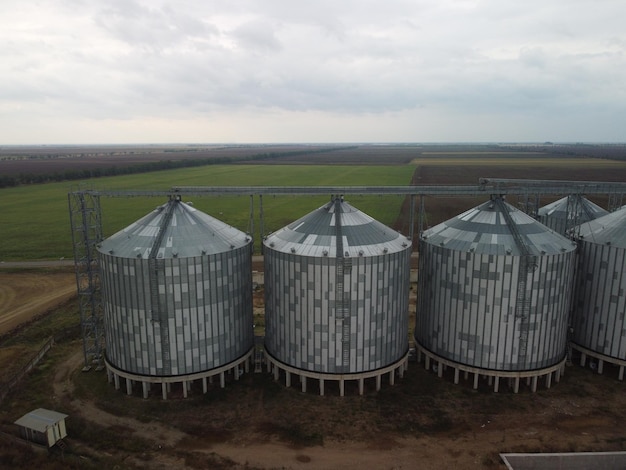 Foto elevatore del grano del metallo dell'elevatore del grano nel deposito agricolo di zona agricola per il grano del raccolto