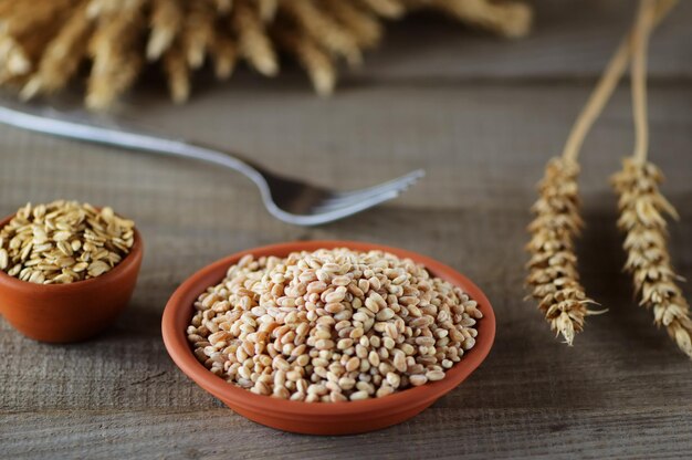 Foto chicco di grano in un piattofresco chicco di grano sul tavolo