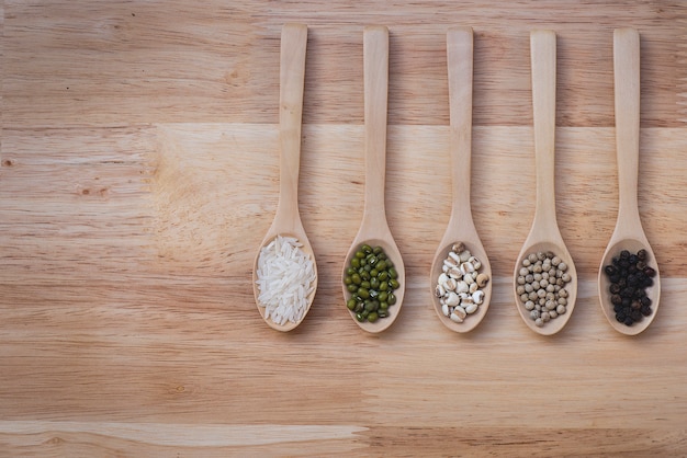  Grains placed on 5 spoons  place on wood table 