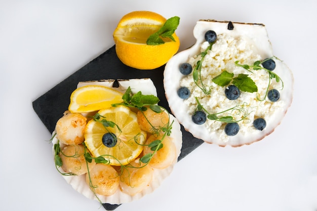 Ricotta granulosa e mirtilli. dieta sana ed equilibrata colazione cibo sano