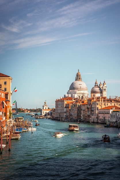 Gran Canale (Grand Canal) en de 'Basilica di Santa Maria della Salute' in Venezia, Veneto, Italië.