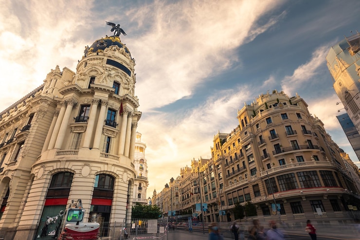 Foto gran via, hoofdstraat van madrid, spanje.