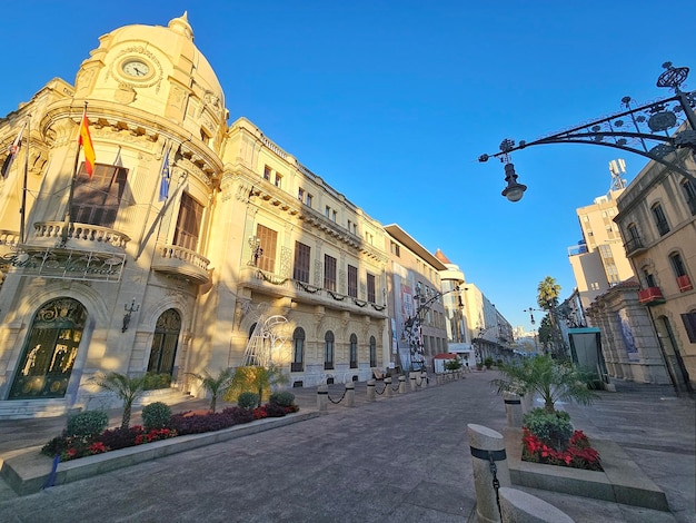 Gran Via straat in Ceuta en het parlement